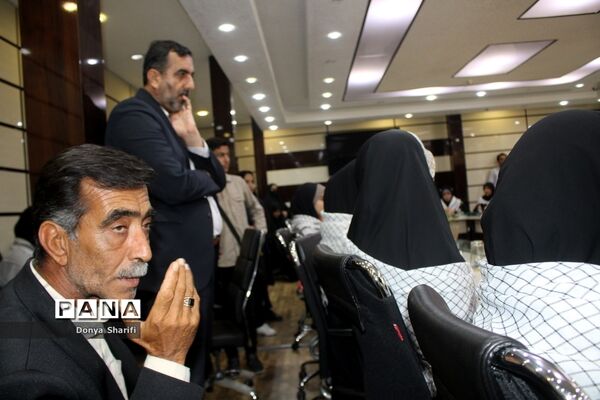 نشست دانش‌آموزان تراز انقلاب اسلامی با مادر شهید والا مقام آرمان علی‌وردی در بوشهر