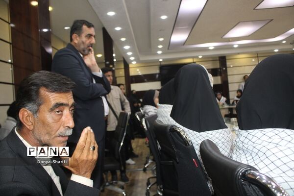 نشست دانش‌آموزان تراز انقلاب اسلامی با مادر شهید والا مقام آرمان علی‌وردی در بوشهر