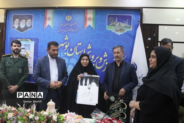 نشست دانش‌آموزان تراز انقلاب اسلامی با مادر شهید والا مقام آرمان علی‌وردی در بوشهر
