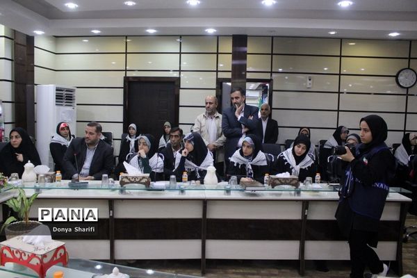 نشست دانش‌آموزان تراز انقلاب اسلامی با مادر شهید والا مقام آرمان علی‌وردی در بوشهر