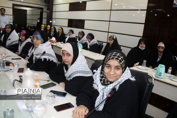 نشست دانش‌آموزان تراز انقلاب اسلامی با مادر شهید والا مقام آرمان علی‌وردی در بوشهر