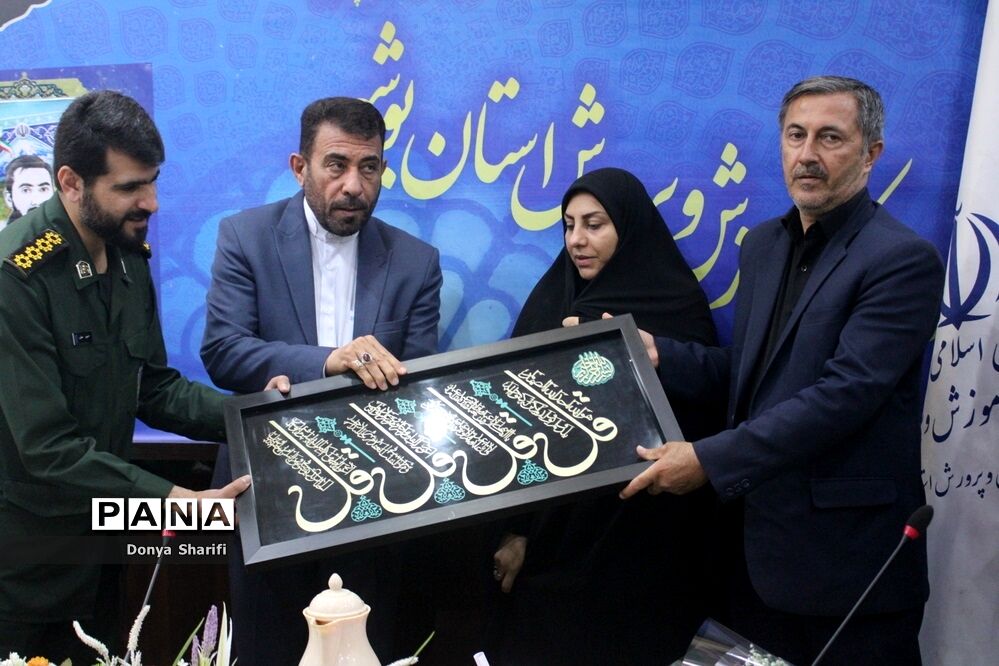 نشست دانش‌آموزان تراز انقلاب اسلامی با مادر شهید والا مقام آرمان علی‌وردی در بوشهر