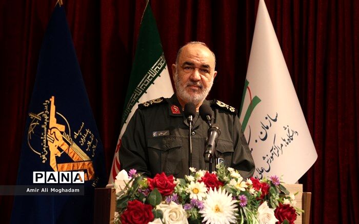 دشمن نمی‌خواهد قرآن در جامعه جاری شود و به دنبال تحمیل فقر و فحشا هستند