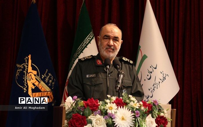 دشمن نمی‌خواهد قرآن در جامعه جاری شود و به دنبال تحمیل فقر و فحشا هستند
