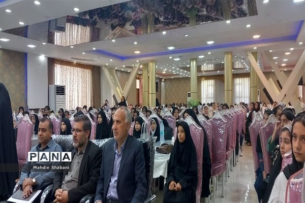 مراسم تجلیل از برگزیدگان دانش‌آموزان مقطع ابتدایی دختر کاشمر