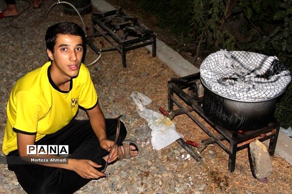 طبخ شام توسط دانش‌آموزان در ‌اردوی یاورمربیان شهرستان‌های استان تهران