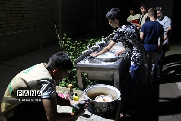 طبخ شام توسط دانش‌آموزان در ‌اردوی یاورمربیان شهرستان‌های استان تهران
