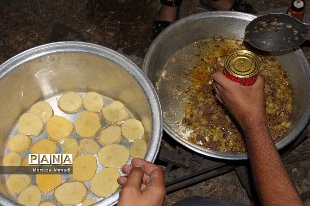 طبخ شام توسط دانش‌آموزان در ‌اردوی یاورمربیان شهرستان‌های استان تهران