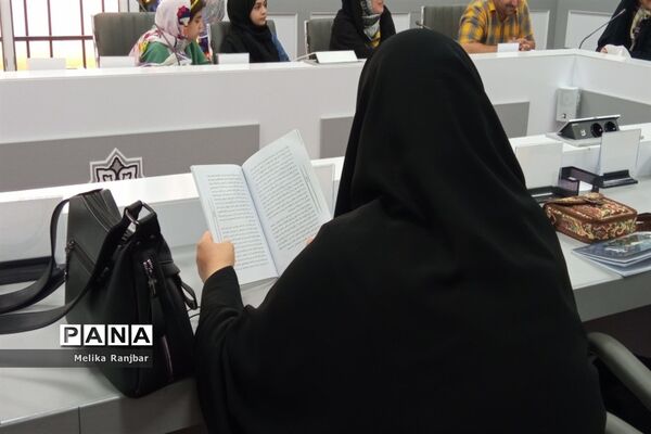 نشست نقد و بررسی کتاب «صبورانه» در قم