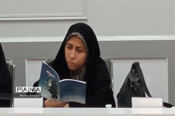 نشست نقد و بررسی کتاب «صبورانه» در قم