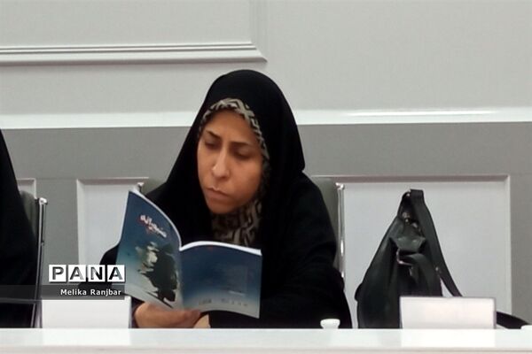 نشست نقد و بررسی کتاب «صبورانه» در قم