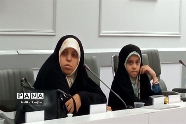 نشست نقد و بررسی کتاب «صبورانه» در قم