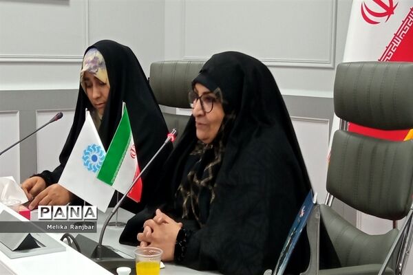 نشست نقد و بررسی کتاب «صبورانه» در قم