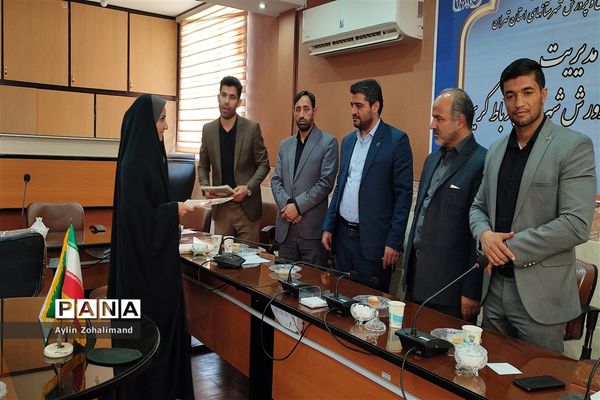 تقدیر از قهرمانان و عوامل اجرایی مسابقات آمادگی جسمانی بانوان ادارات شهرستان رباط کریم