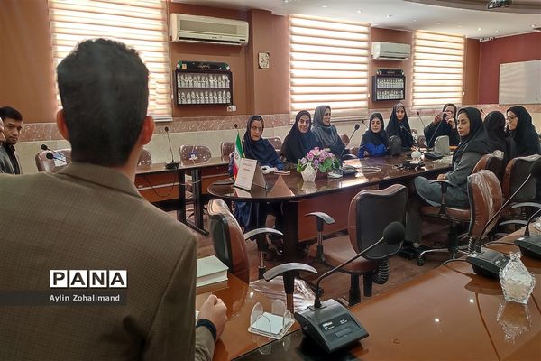 تقدیر از قهرمانان و عوامل اجرایی مسابقات آمادگی جسمانی بانوان ادارات شهرستان رباط کریم