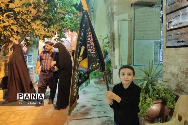 آیین سیاه‌پوشان و تربت‌خوران در حرم مطهر حضرت علی بن حمزه(ع)
