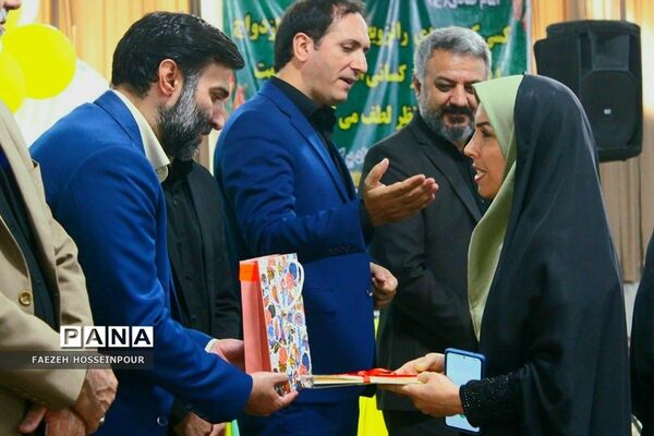 آیین تجلیل از دانش‌آموزان و فرهنگیان برگزیده مسابقات قرآنی و فرهنگی هنری بهارستان‌۲