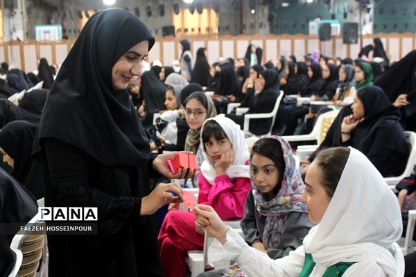 آیین تجلیل از دانش‌آموزان و فرهنگیان برگزیده مسابقات قرآنی و فرهنگی هنری بهارستان‌۲