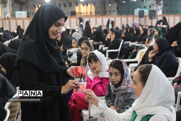 آیین تجلیل از دانش‌آموزان و فرهنگیان برگزیده مسابقات قرآنی و فرهنگی هنری بهارستان‌۲