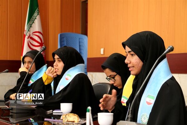 جلسه هم‌اندیشی شورای دانش‌آموزی با نماینده کاشمر