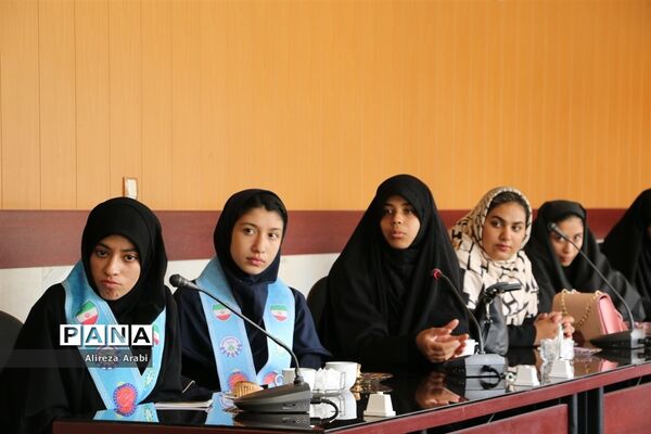 جلسه هم‌اندیشی شورای دانش‌آموزی با نماینده کاشمر