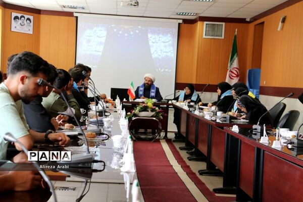 جلسه هم‌اندیشی شورای دانش‌آموزی با نماینده کاشمر