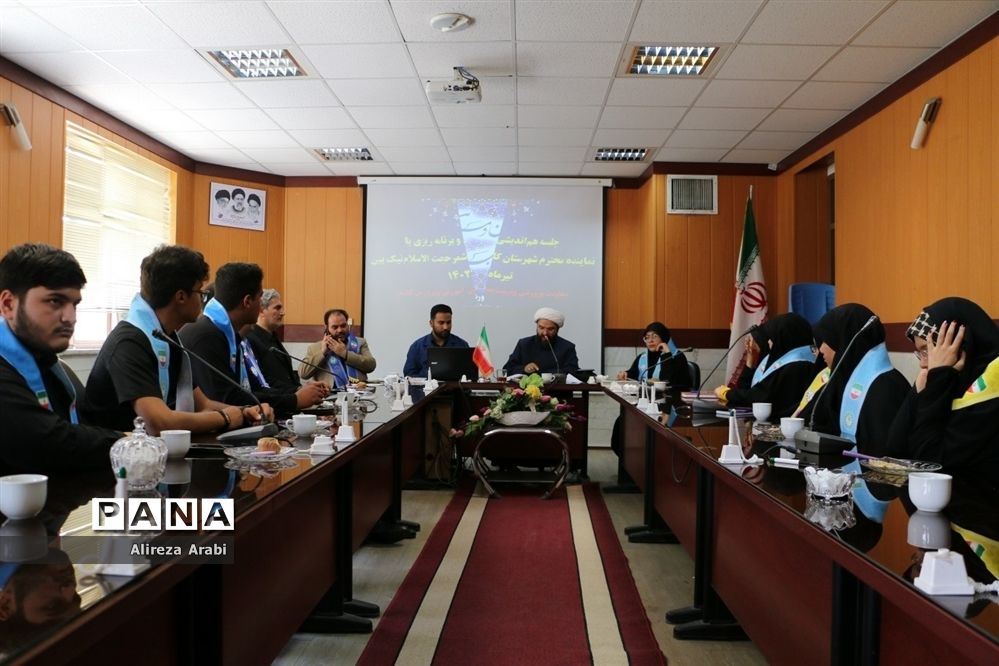 جلسه هم‌اندیشی شورای دانش‌آموزی با نماینده کاشمر