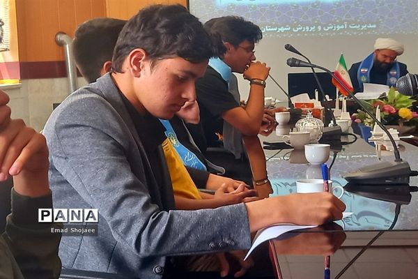 جلسه هم‌اندیشی شورای دانش‌آموزی با نماینده کاشمر