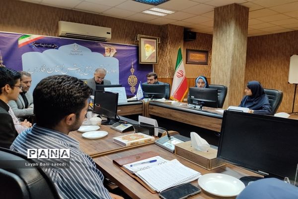 ‌دیدار جمعی از دانش‌آموزان نواحی چهارگانه شیراز با مدیرکل آموزش و پرورش استان فارس