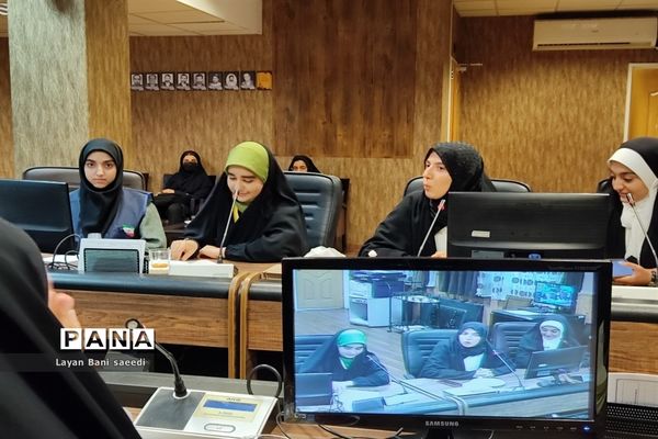 ‌دیدار جمعی از دانش‌آموزان نواحی چهارگانه شیراز با مدیرکل آموزش و پرورش استان فارس