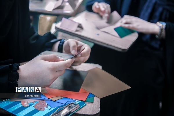 برگزاری مسابقه اوریگامی در جشنواره تابستانه دانش‌آموزی ابرکوه