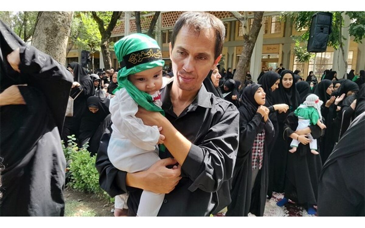 مراسم شیرخوارگان حسینی در گذر فرهنگی چهارباغ اصفهان / فیلم