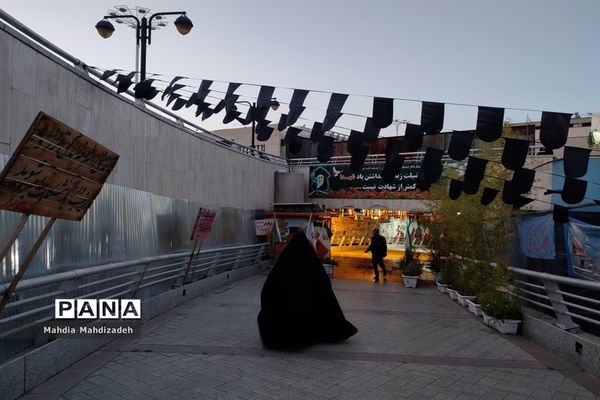 حال و هوای گلزار شهدای گمنام مشهد مقدس در ماه عزای اشرف اولاد آدم