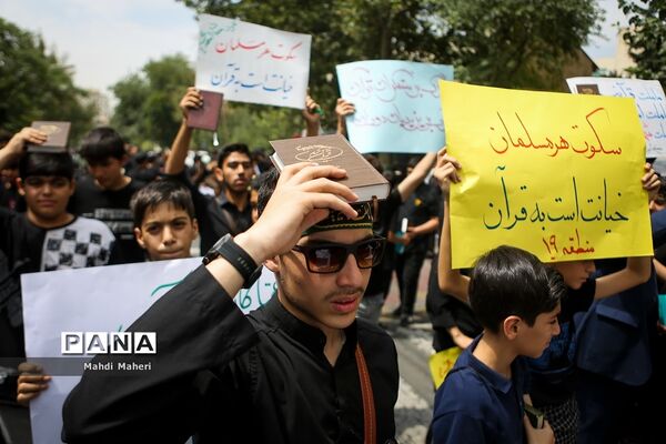 تجمع نمایندگان هیات‌های دانش‌آموزی مقابل سفارت سوئد