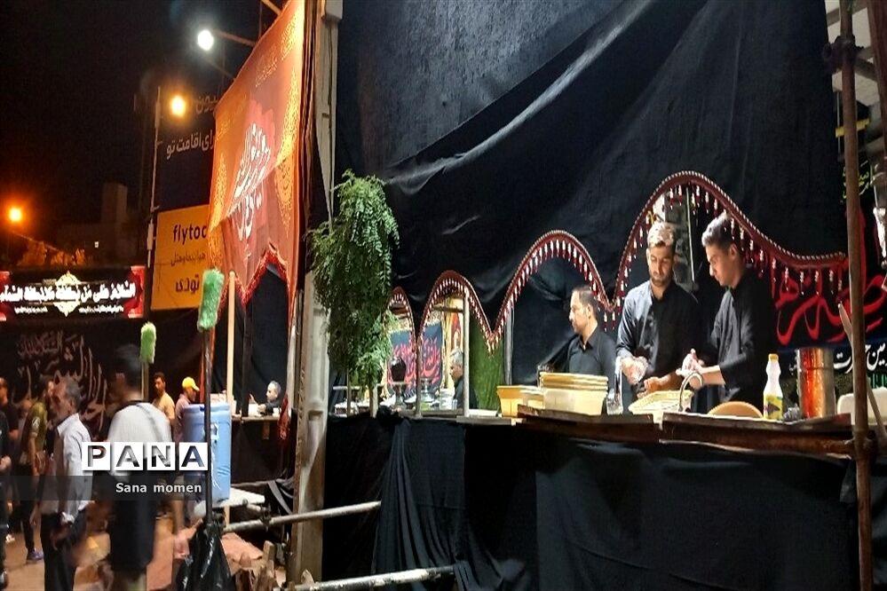 پذیرایی از عاشقان اباعبدالله الحسین(ع) در موکب‌های مشهد مقدس