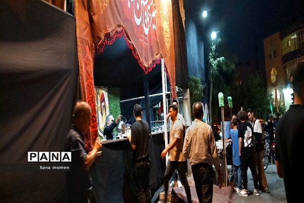 پذیرایی از عاشقان اباعبدالله الحسین(ع) در موکب‌های مشهد مقدس