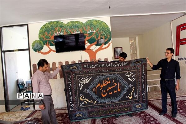 فضاسازی و سیاه پوش کردن  سازمان دانش‌آموزی استان کرمان به مناسبت ماه محرم
