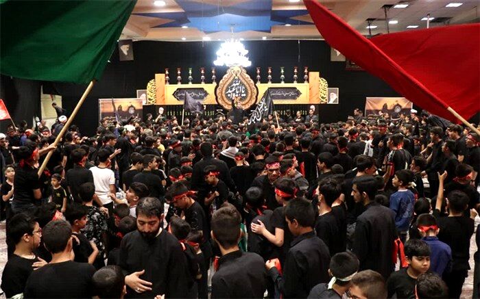 طنین فریادهای عاشورایی 3 هزار دانش آموز قمی در همایش «احلی من العسل»