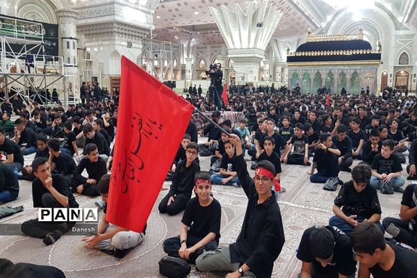 سوگواره «احلی من العسل»  با حضور دانش‌آموزان ‌در حرم مطهر امام خمینی‌(ره )