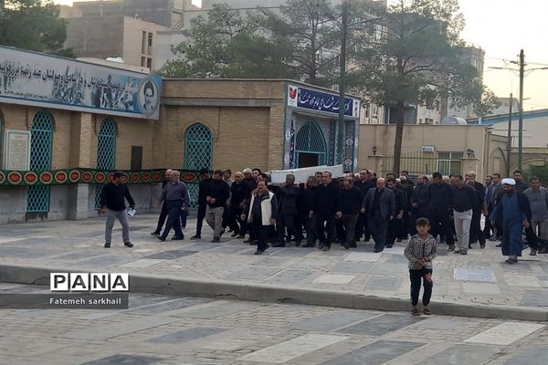 تدفین مادر شهید عباس‌پور اسفندیار در امامزاده عماد شهرستان رباط کریم