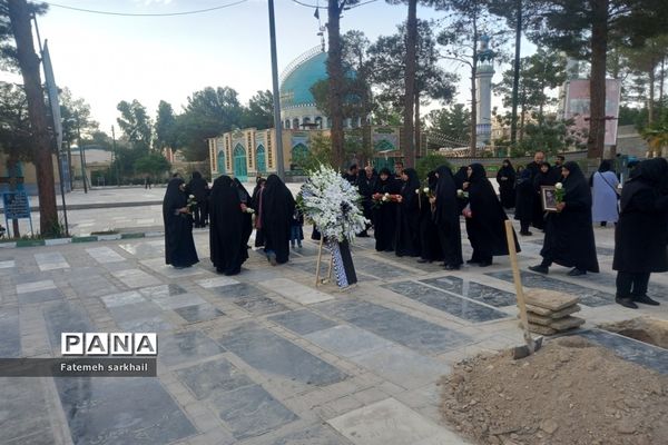 تدفین مادر شهید عباس‌پور اسفندیار در امامزاده عماد شهرستان رباط کریم