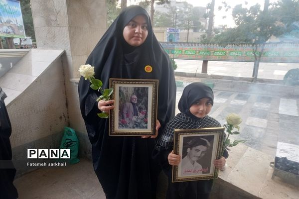 تدفین مادر شهید عباس‌پور اسفندیار در امامزاده عماد شهرستان رباط کریم