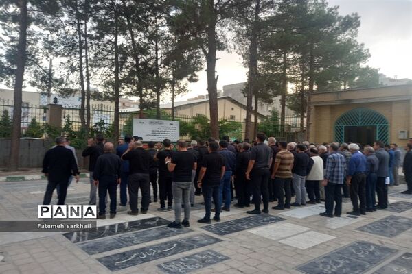 تدفین مادر شهید عباس‌پور اسفندیار در امامزاده عماد شهرستان رباط کریم