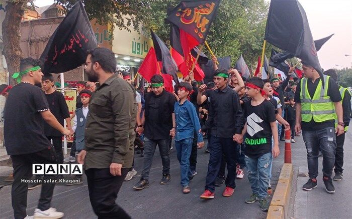 راهپیمایی اعتراضی دانش‌آموزان دهه هشتادی و نودی به هتک حرمت قرآن/ فیلم