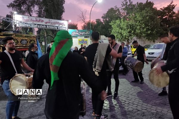 آیین‌ سنج و دمام‌زنی در شب هفتم محرم در جوار آرامگاه حافظ در شیراز