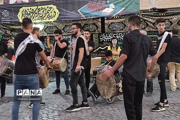 آیین‌ سنج و دمام‌زنی در شب هفتم محرم در جوار آرامگاه حافظ در شیراز