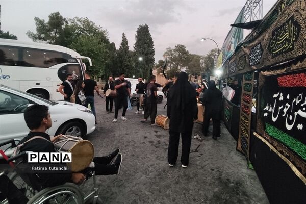 آیین‌ سنج و دمام‌زنی در شب هفتم محرم در جوار آرامگاه حافظ در شیراز