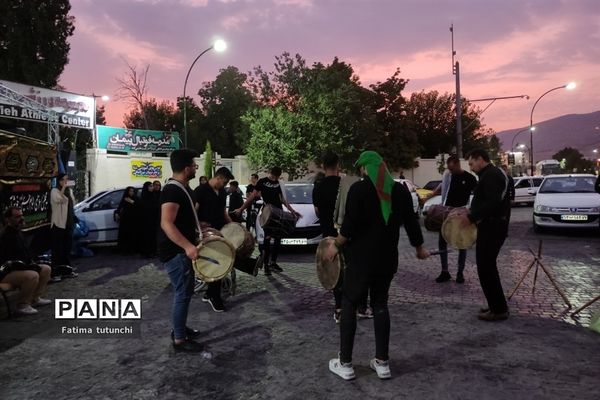 آیین‌ سنج و دمام‌زنی در شب هفتم محرم در جوار آرامگاه حافظ در شیراز