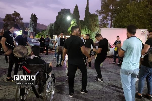 آیین‌ سنج و دمام‌زنی در شب هفتم محرم در جوار آرامگاه حافظ در شیراز