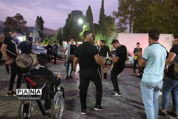 آیین‌ سنج و دمام‌زنی در شب هفتم محرم در جوار آرامگاه حافظ در شیراز